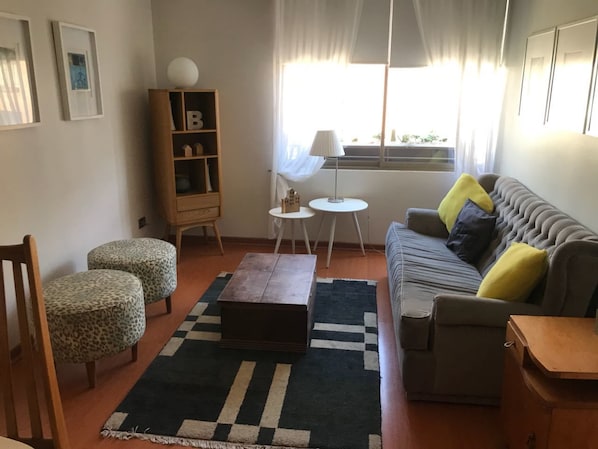 Dúplex estándar, 2 habitaciones | Área de sala de estar | Televisión de pantalla plana 