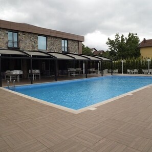Una piscina al aire libre de temporada
