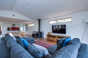 Casa, 4 habitaciones | Sala de estar | Televisión, chimenea y reproductor de DVD 