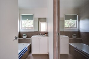 House, 4 Bedrooms | 4 bedrooms, iron/ironing board, cribs/infant beds - Java House (St. Andrews Beach)