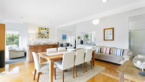 Family House, 5 Bedrooms | In-room dining - Tallarook Beach House (Blairgowrie)