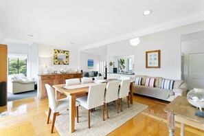 Family House, 5 Bedrooms | In-room dining - Tallarook Beach House (Blairgowrie)