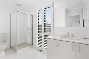 Family House, 5 Bedrooms | Bathroom