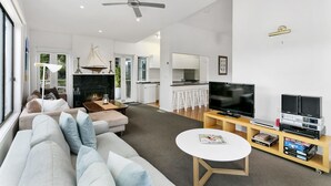 Family House, 5 Bedrooms | Living room - Tallarook Beach House (Blairgowrie)