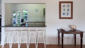 Family House, 5 Bedrooms | In-room dining - Tallarook Beach House (Blairgowrie)