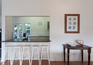 Family House, 5 Bedrooms | In-room dining - Tallarook Beach House (Blairgowrie)