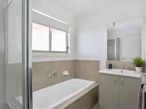 House, 3 Bedrooms | Bathroom