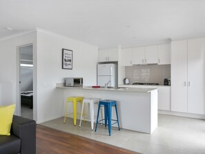 House, 3 Bedrooms | Private kitchen | Full-sized fridge, microwave, oven, stovetop