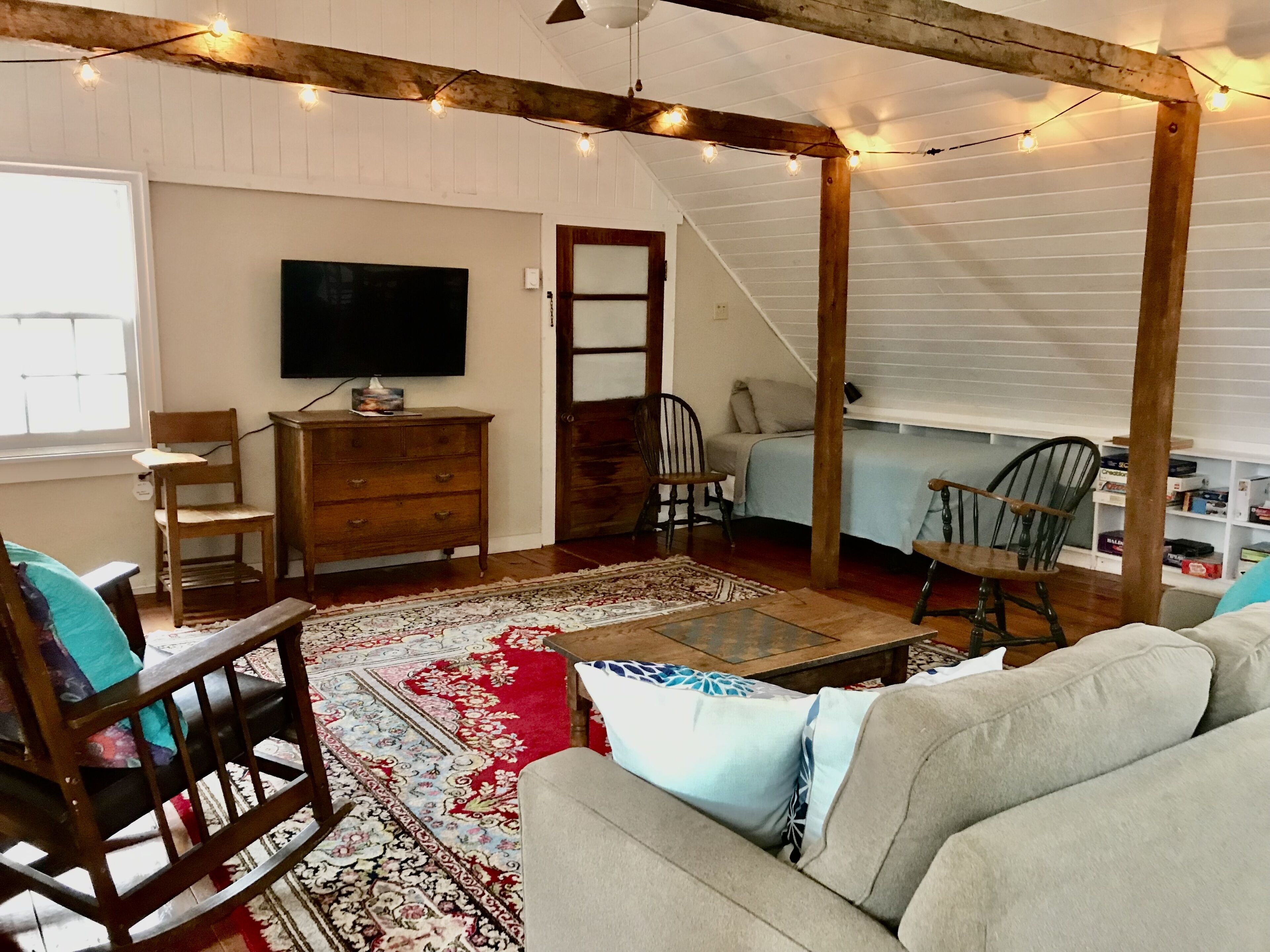 Smart TV, chimenea y libros 