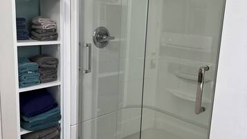Baignoire, sĂšche-cheveux, bidet, serviettes fournies