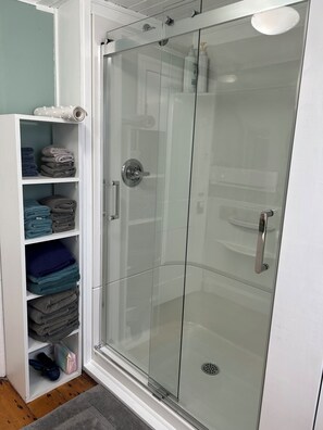 Badewanne, Haartrockner, Bidet, Handtücher