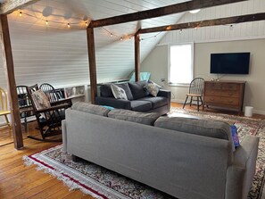 تلفزيون ذكي، مدفأة، كُتُب