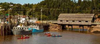 Quaco Cottages - The Shipbuilder's Cottage-Two Century Old Charm