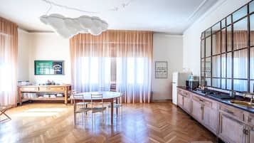 Superior-Apartment, 2 Schlafzimmer | Eigene Küche | Großer Kühlschrank, Mikrowelle, Herdplatte, Espressomaschine
