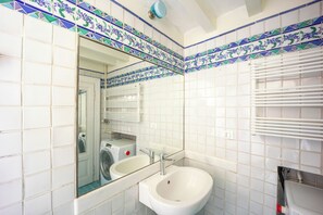 Superior Apartment, 2 Bedrooms | Bathroom | Shower, free toiletries, hair dryer, bidet - Ca' del Parco (Venice)