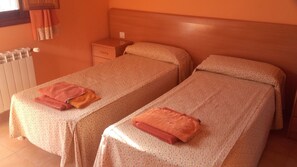Quarto casal | Berços grátis, camas extras/dobráveis (sobretaxa), roupa de cama