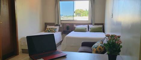 Quarto casal | Frigobar, escrivaninha, ferros/tábuas de passar roupa, Wi-Fi de cortesia