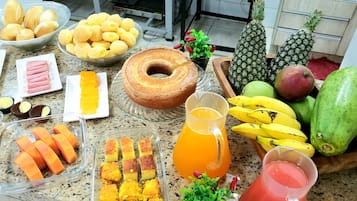 Um buffet de café da manhã com diversas opções de comida e bebidas.
