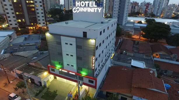 Ein modernes Hotelgebäude mit einem gut sichtbaren Schild, auf dem "HOTEL INFINITY" steht.
