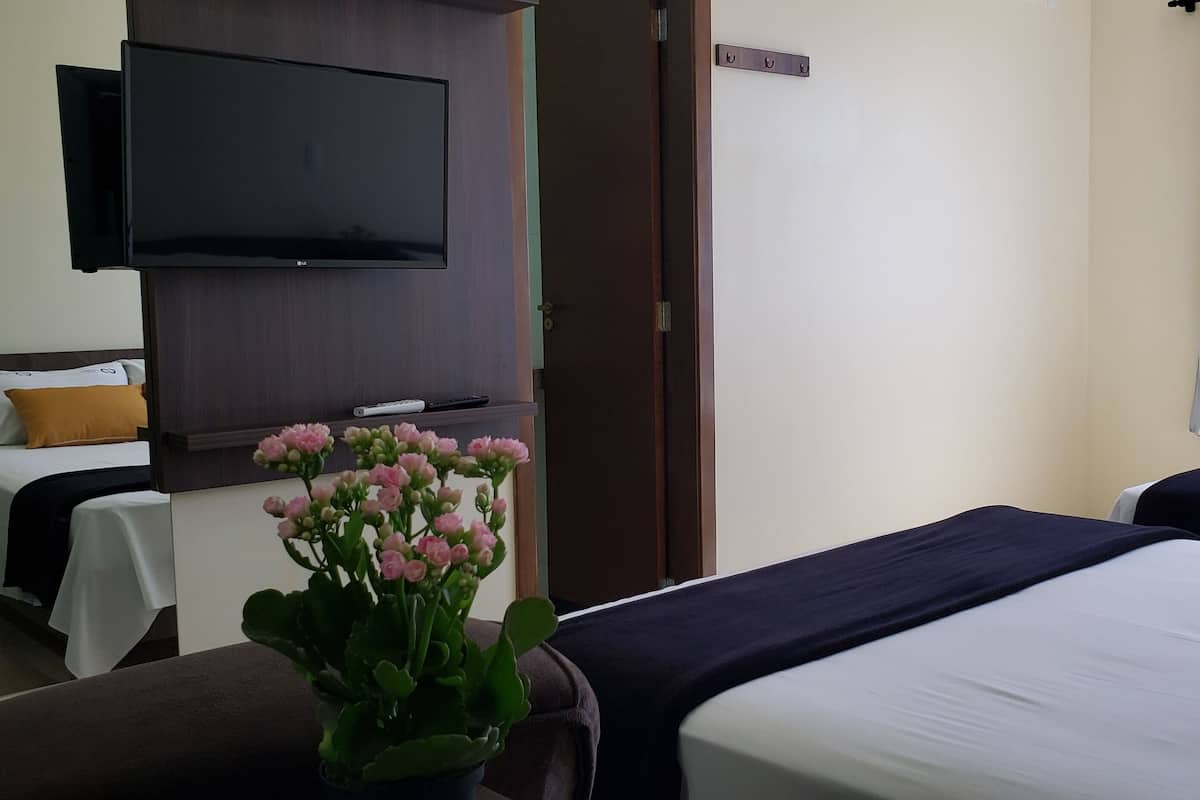 Rom – comfort, 2 dobbeltsenger | Minibar, skrivebord, strykejern/-brett og wi-fi (inkludert)