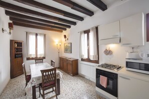 Camera Comfort | Cucina privata | Frigorifero con congelatore, microonde, forno, piano cottura