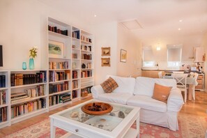 Télévision à écran plat, lecteur de DVD, livres