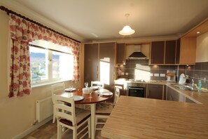 Private kitchen - Mountain View Apartment (Aviemore)