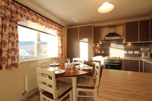 In-room dining - Mountain View Apartment (Aviemore)