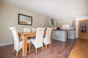 Cottage | Private kitchen | Oven - The Steading Apartment (Aviemore)