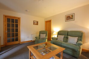 Flat-screen TV, DVD player - Innes Street Apartment (Inverness)