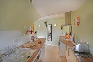 Cottage | Private kitchen | Fridge, microwave, oven, toaster - King Street Apartment (Inverness)