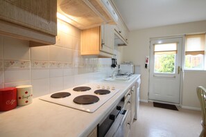 Refrigerador, horno, tostadora, silla alta para bebés