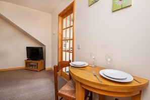 Cottage | In-room dining