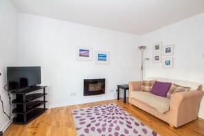 Flat-screen TV, DVD player, books - Shoreview (Inverness)