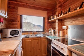 Cottage | Private kitchen | Fridge, microwave, oven, stovetop - Broc Log Cabin (Inverness)
