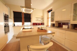 Cottage | Private kitchen | Fridge, microwave, oven, stovetop - Ashley House (Inverness)