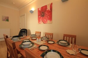 3 عدّة غرف نوم ومكواة/لوح كي وواي فاي مجانًا وملاءات أسرّة