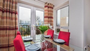 In-room dining - Holm Farm Apartment No72 (Inverness)