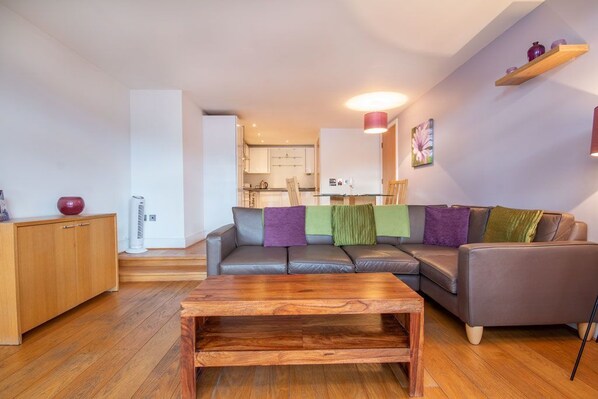 Cottage | Living area | Flat-screen TV, DVD player