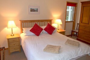 Cottage | 4 bedrooms, blackout curtains, free WiFi - Balorrin (Muir of Ord)