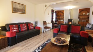 Flat-screen TV, fireplace, books - Burnside Croft (Beauly)