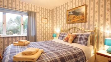 2 bedrooms, iron/ironing board, free WiFi, alarm clocks