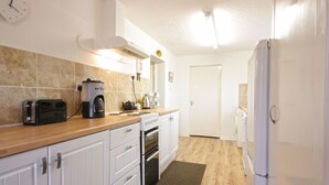 Coffee/tea maker, fridge, microwave, dishwasher - Burnside Croft (Beauly)