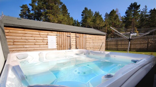 Outdoor spa tub - Delmhor No3 (Aviemore)