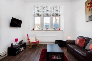 Flat-screen TV, DVD player - 7 Westercraigs Apartment (Inverness)