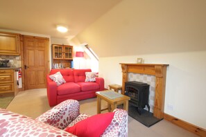 Flat-screen TV, DVD player - Maple Cottage Apartment (Dingwall)