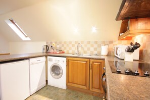 Kokeplater, oppvaskmaskin og kjøkkenutstyr