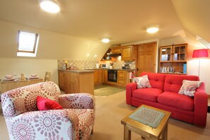 Flat-screen TV, DVD player - Maple Cottage Apartment (Dingwall)
