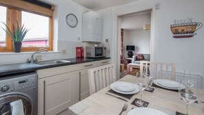In-room dining - Portland Apartment (Inverness)