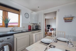 تناول الطعام داخل الغرفة